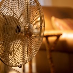 Ventilateur de table en laiton dans une chambre
