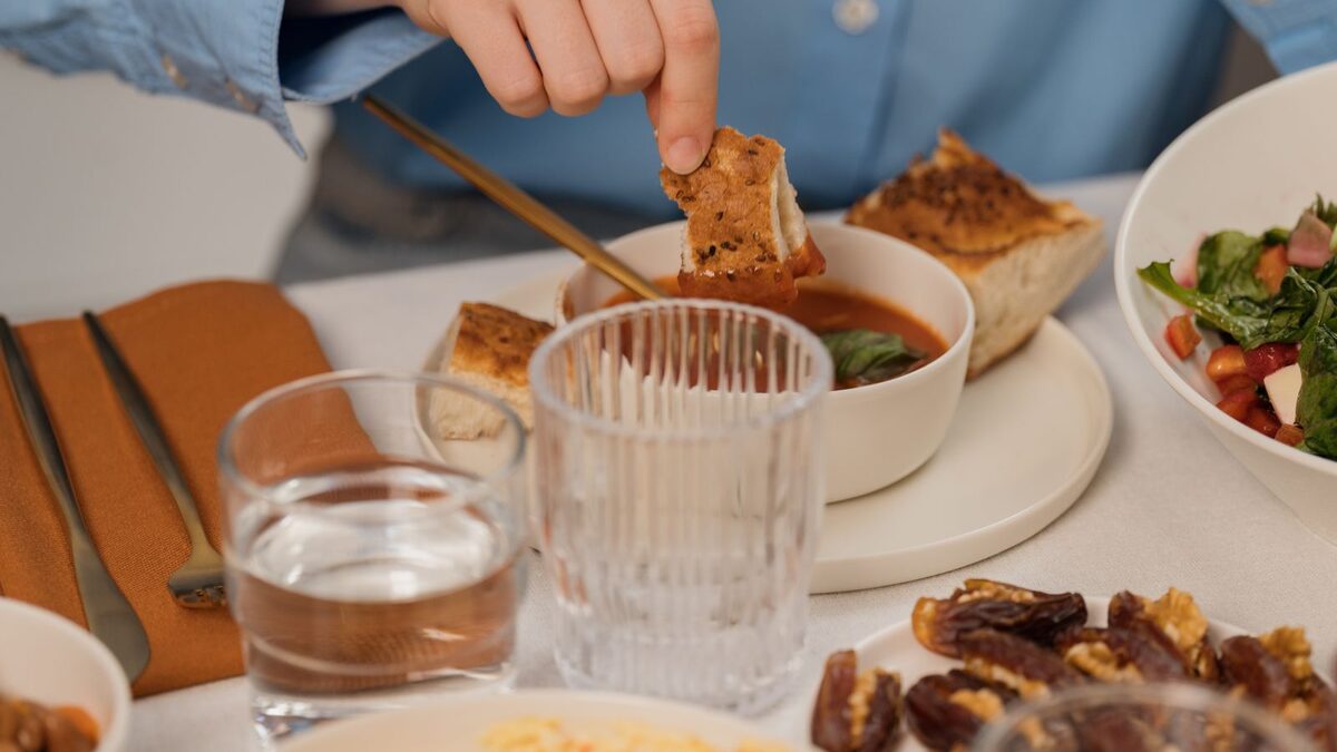Manger avant de dormir : ce que ça change vraiment sur la nuit